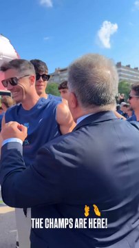 El abrazo de Laporta con Flick y los jugadores