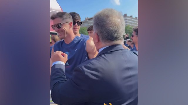 El abrazo de Laporta con Flick y los jugadores