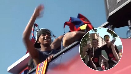 Lamine Yamal localiza entre el público a su primo y le manda un saludo