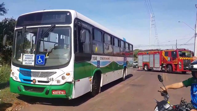 Forte colisão entre ônibus e Vectra mobiliza socorristas na Rua Adolfo Garcia