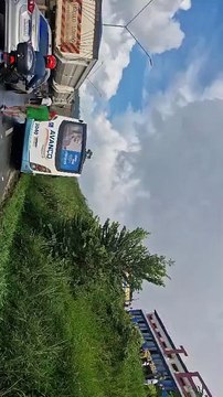 Caminhão bate em ônibus e causa congestionamento na BR-324; assista