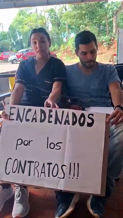 Enfermeros precarizados, se encadenaron y están en huelga de hambre en el Hospital de Alem