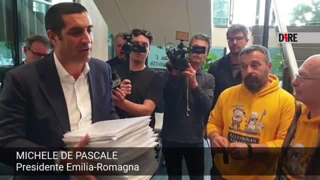 Emilia-Romagna, a due anni dall'alluvione consegnate 20.000 firme dal comitato di Faenza, de Pascale: «Nel 2026 le prime casse d'espansione»