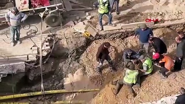 Toprak altında kalan işçinin kurtarılma anı kameralara yansıdı