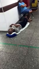 Idoso é visto deitado no chão enquanto espera atendimento em UPA de Salvador; assista