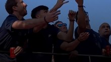 تستخدمها الجماهير لاستفزاز فينيسيوس.. الكرة الشاطئية تظهر مع لاعبي برشلونة في احتفالات الليجا 😂