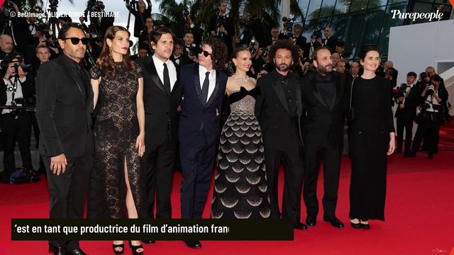 Une star hollywoodienne connue pour sa beauté réapparaît après 17 ans d'absence à Cannes face à Natalie Portman, divine en robe en robe écailles