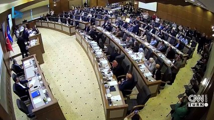 Tansiyon yükseldi, Meclis toplantısı kavgayla bitti!