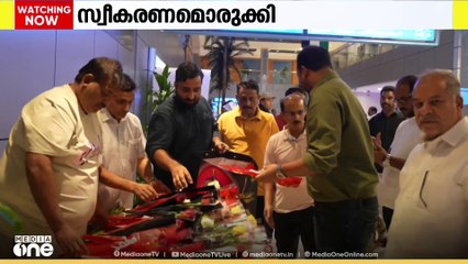 കണ്ണൂരിൽ നിന്ന് ഫുജൈറയിലെത്തിയ ആദ്യ വിമാനത്തിലെ യാത്രക്കാർക്ക് സ്വീകരണമൊരുക്കി ഫുജൈറ KMCC