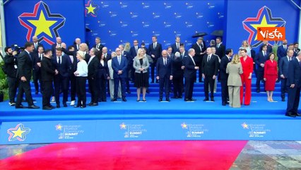 Zelensky parla con Rutte, Macron e von der Leyen prima della foto di gruppo al vertice Cpe di Tirana