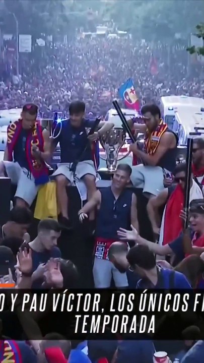 Despeje fallido: la caída cómica de Ronald Araujo en la rúa del Barça por Barcelona