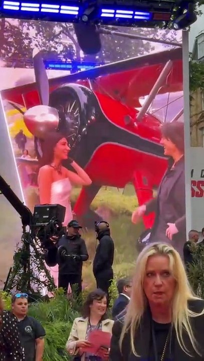 نارين بيوتي تتصدر حديث الجميع بلقاء مع توم كروز