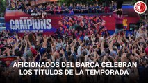 Aficionados del FC Barcelona celebran los títulos de la temporada