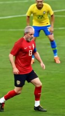 Um homem,  uma máquina, um que ja foi enjaulado