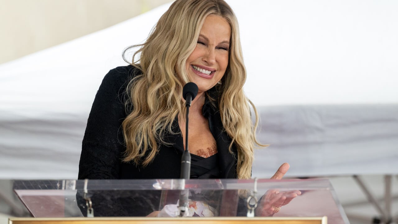 Jennifer Coolidge's advice to grads: Believe your "insane expectations"