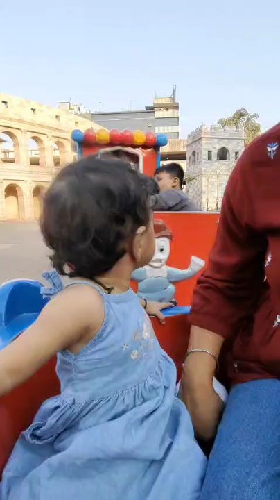 paarthavi enjoying the train 🚂