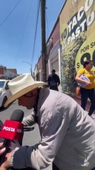 Don Martín pide dinero en las calles de Durango, necesita una silla de ruedas