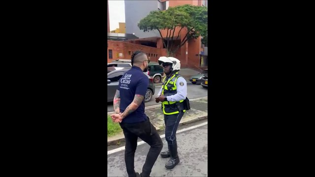 ¡Qué feo! Ciudadano mal parqueado ultrajó e insultó a guarda de tránsito en Cali y en video quedó