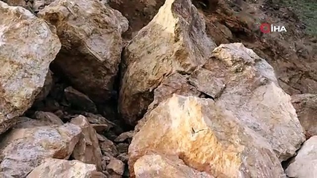 Erzurum'da heyelan: Dev kayalar yolu kapattı