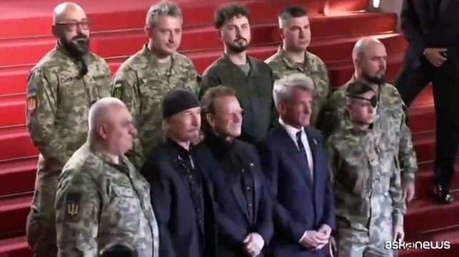 Cannes: Bono, Sean Penn e i militari ucraini sul red carpet
