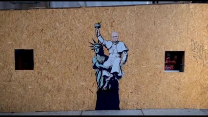 Murale di Papa Leone XIV sorretto dalla Statua della Libertà