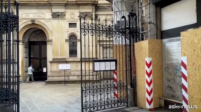 Murale di Papa Leone XIV sorretto dalla Statua della Libertà