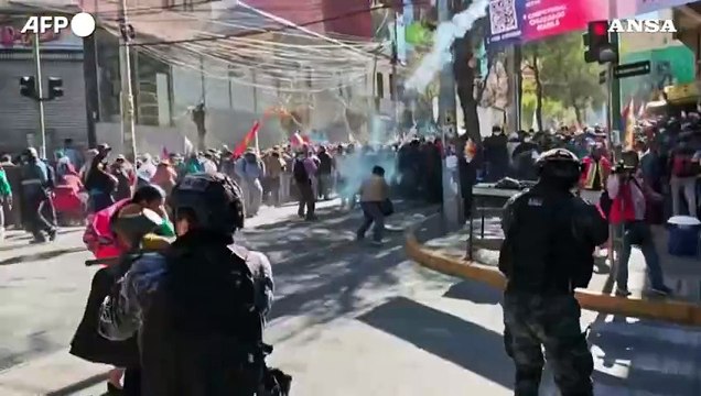 Bolivia, scontri a La Paz tra polizia e sostenitori di Morales