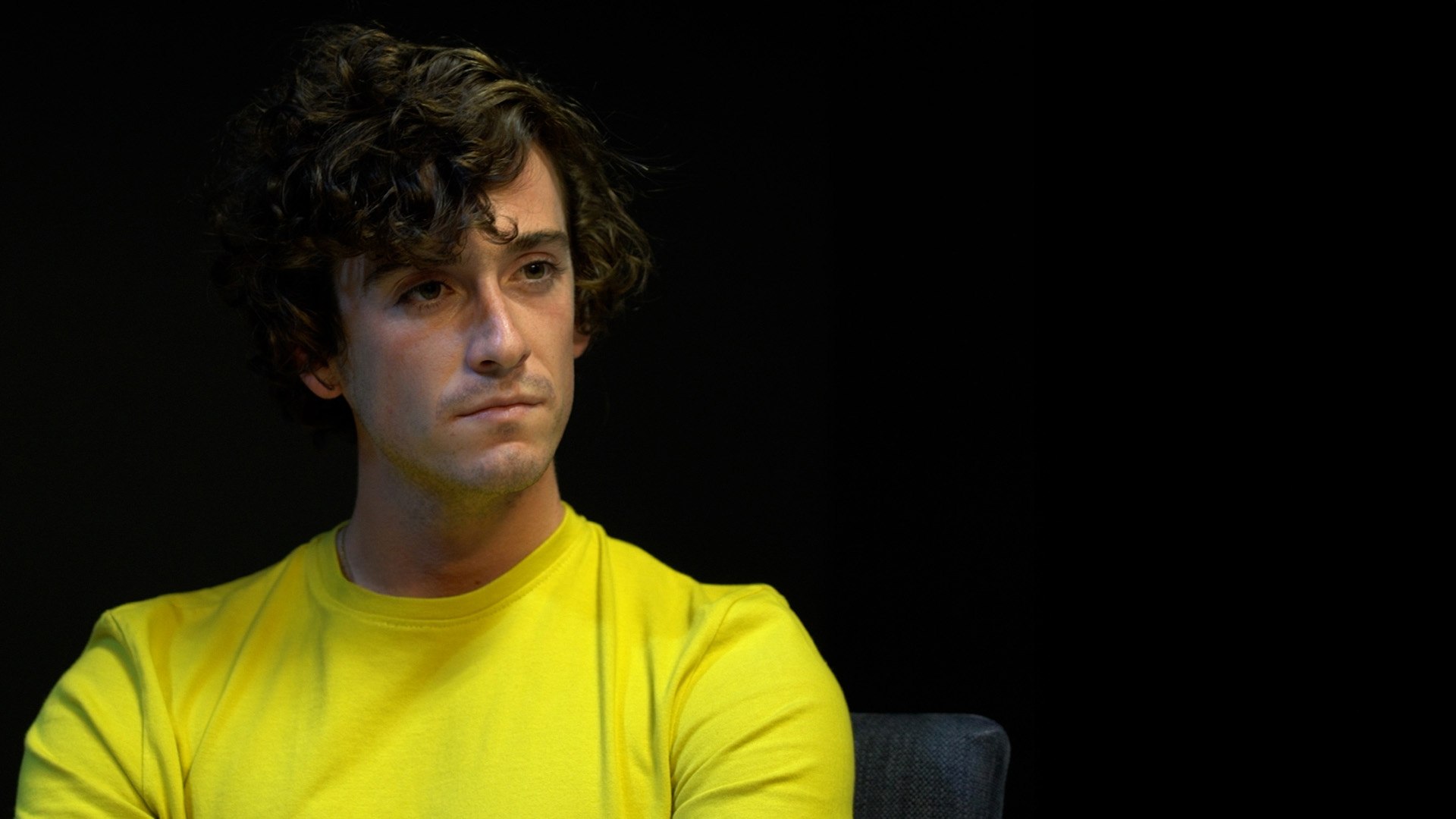 l cantautor valenciano presenta su nuevo �lbum, con 12 canciones que consolidan un estilo propio y dan un giro novedoso a su forma de presentarse como la voz de una generaci�n, un impulso hacia el futuro mientras se prepara para la edad adulta