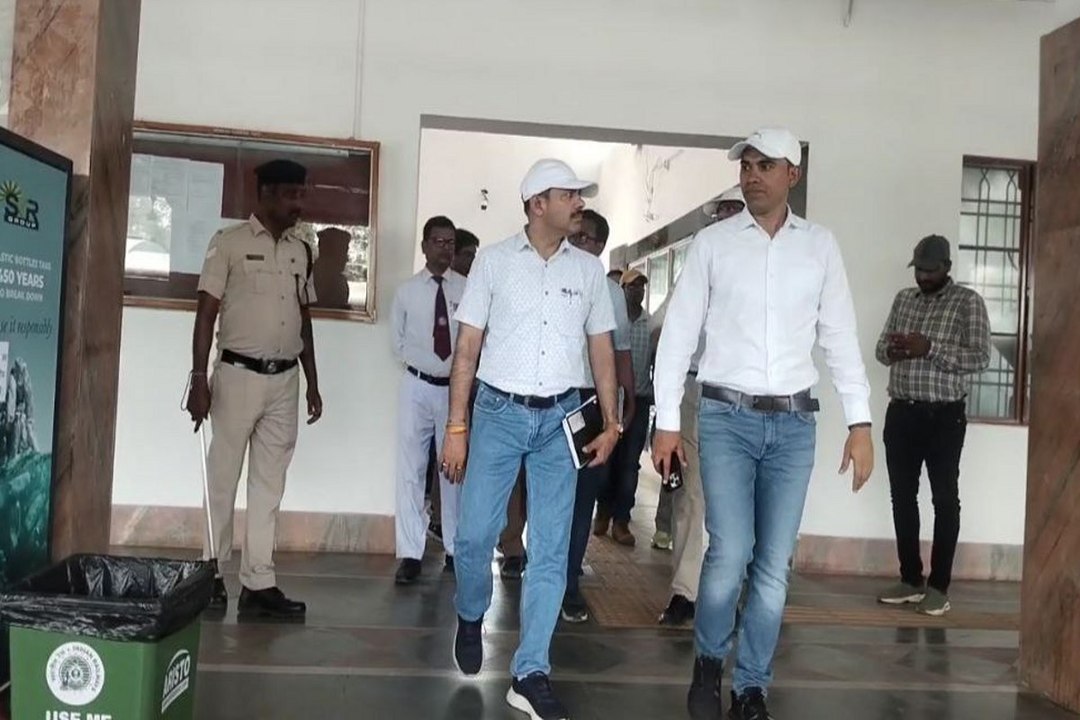 ADRM in Ambikapur: ADRM पहुंचे अंबिकापुर, स्टेश...