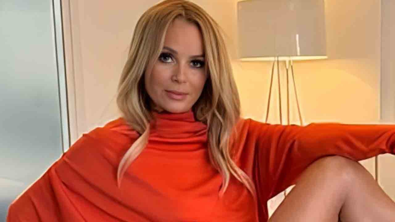 Video: Amanda Holden varasti huomion kirkkaanoranssilla mekollaan ja vitsaili: “Se on lempijuomani värinen!”