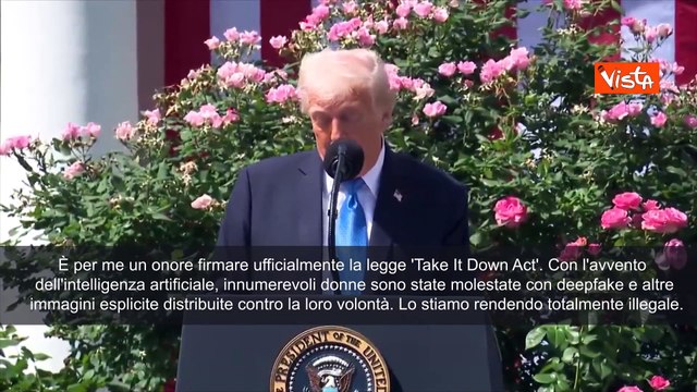 Trump firma legge contro revenge porn: Per me un onore