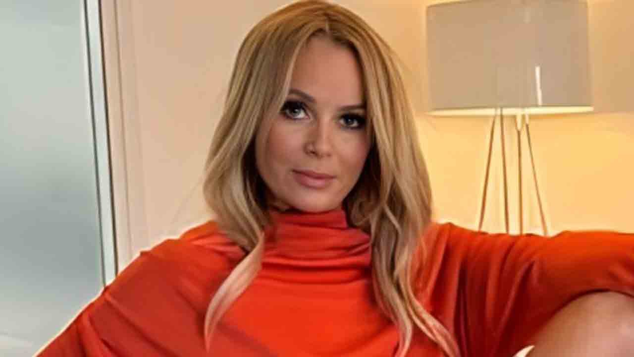 Video: amanda holden stiehlt die show in einem leuchtend orangefarbenen kleid und scherzt: „es ist die farbe meines lieblingsdrinks!“