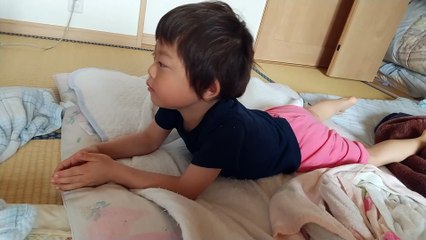 こちょこちょでパパにくすぐられて笑ったり真顔になったり心模様が秋の空なな4歳児男の子（発達障がい（知的障害）-自閉性スペクトラム症）