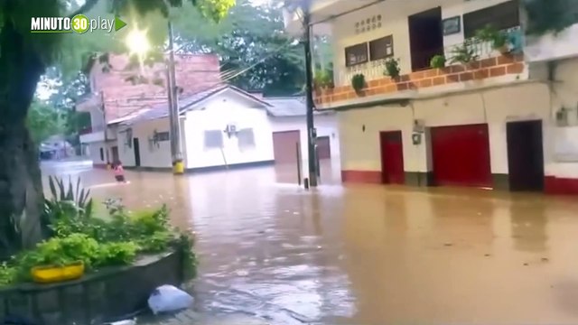 Desbordamiento del río Cauca y deslizamientos afectan vías del Suroeste antioqueño