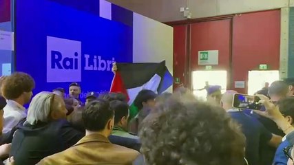 "Stop al Riarmo", pro Pal contestano il ministro Crosetto al Salone del libro