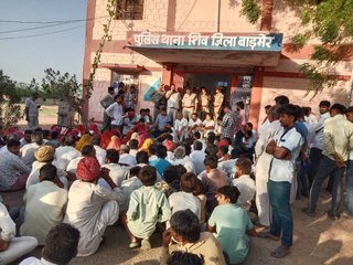 शिव विधायक धरने पर, पुलिस से बोले-करो मुझे गिरफ्तार