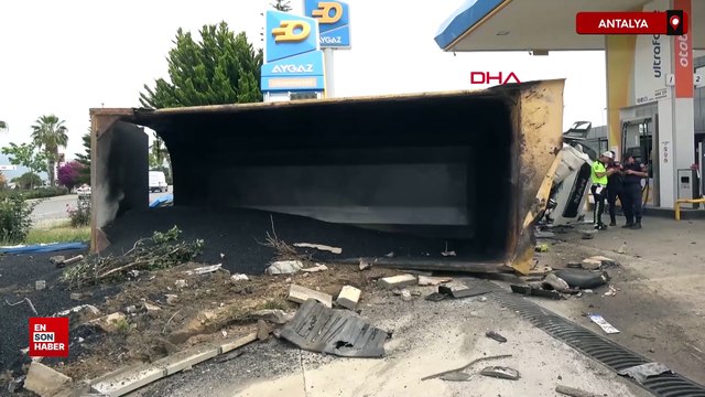 Antalya'da asfalt yüklü kamyon ortalığı savaş alanına çevirdi