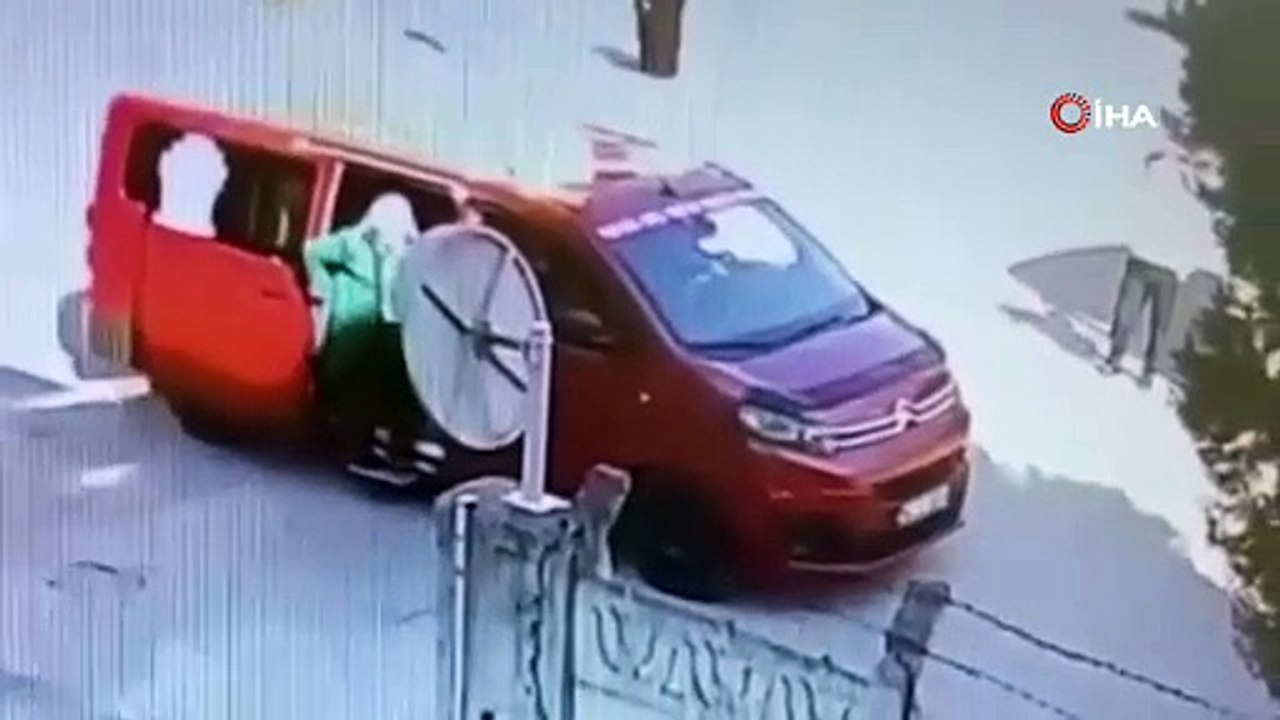Dolmuştan inmek istedi, araç hareket edince böyle sürüklendi