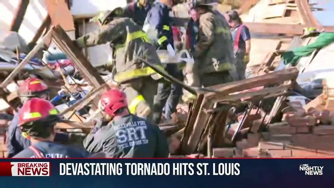 USA : Au moins vingt personnes sont mortes lors du passage d'une tornade qui a touché Saint Louis, dans le Missouri, arrachant les toits de plusieurs maisons et endommageant des lignes électriques