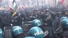 Il video degli scontri a Milano tra manifestanti e polizia al presidio contro il Remigration summit