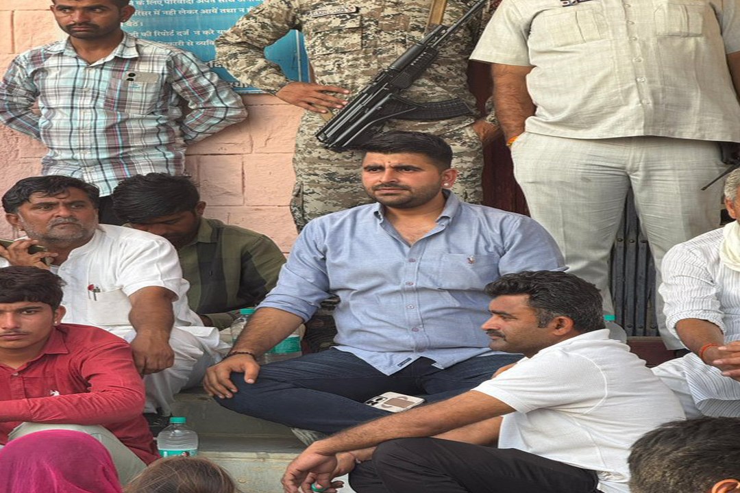 बाड़मेर में 'हाईटेंशन' विवाद, ग्रामीण-पुलिस आमने-सामने, थाने में धरने पर बैठे विधायक रविंद्र सिंह भाटी