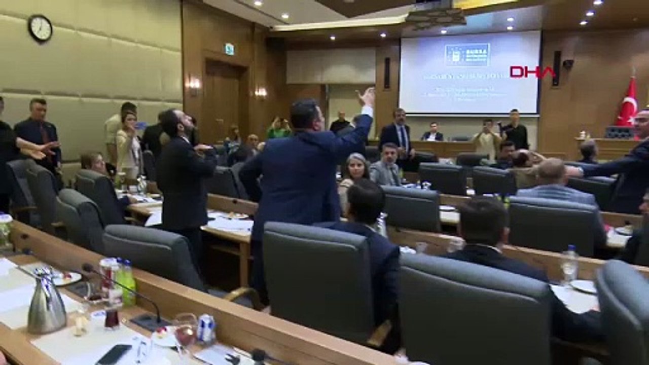 AK Partililer ile CHP'liler birbirine girdi; Büyükşehir Meclisi'nde ortalık bir anda karıştı!