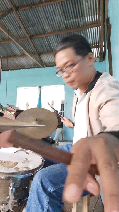 Playing old broken busted drums in an unpredictable odd time signatures😄 part 2