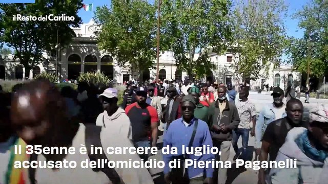 Slogan e cartelli: 200 senegalesi in piazza per Dassilva