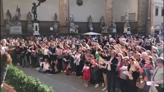 Buon compleanno Francesco Nuti, tutta piazza della Signoria intona in coro «Sarà per te»