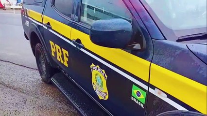 Implicância? PRF flagra motorista transitando com caminhão sem para-brisa, retrovisores e para-choque; assista