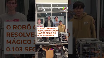 Robô monta cubo mágico em 0,1 segundo e entra para o Guinness #shorts