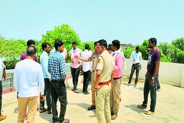 निजी अस्पताल में कर्मचारी की करंट से मौत, परिजनों का हंगामा.... देखें वीडियो ...