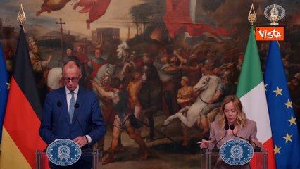 Meloni su parole Macron: "Abbandonare personalismi che minano unità Occidente"