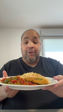 Ma femme est au téléphone, et d’après ce que j’entends, sa famille a un empêchement, ils ne pourront pas venir à la maison ce soir.Repas de famille annulé 😎 #couple #Couplegoals #humour #parodie #drole